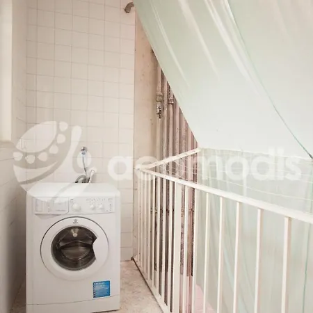 Ideal Location In L'eixample! - Walk To Sagrada Familia And Old Town! *