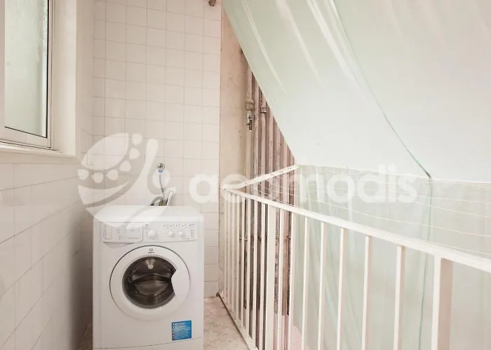 Ideal Location In L'eixample! - Walk To Sagrada Familia And Old Town! *